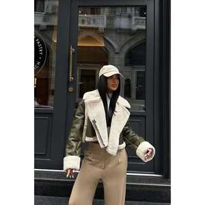 Chaqueta de Mujer con Detalles de Lana Color Caqui - Product Image 3