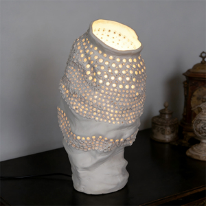 Lámpara de Mesa Decorativa Escultural de Cerámica Hueca Hecha a Mano con Pantalla Novedosa para Sala de Estar y Dormitorio - Product Image 1