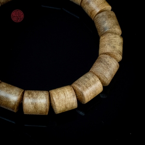 กำไลข้อมือไม้กฤษณาลูทองทรงไม้ไผ่ ประณีต ขนาด 10 มม. ประเภทที่ 2 ไม้กฤษณาธรรมชาติ กลิ่นหอมผ่อนคลาย - Product Image 3