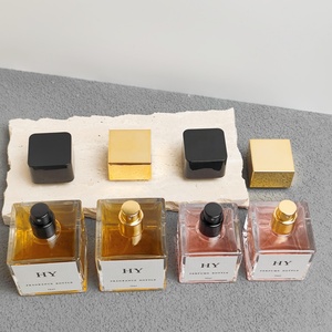 Lussuose bottiglie di profumo in cubo di vetro spesso da 30ml 50ml collo a crimpare con eleganti tappi quadrati neri e dorati e spruzzatore a pompa - Product Image 5