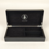 Boîte à bijoux en bois texture fibre de carbone avec doublure en velours, logo personnalisé, charnière métallique, plusieurs compartiments pour emballage de bijoux de marque, cadeau, vente en gros