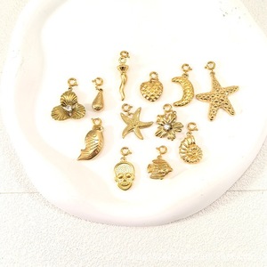 Vente en gros de pendentifs en acier inoxydable doré de style chinois vintage pour la fabrication de colliers, bracelets et boucles d'oreilles DIY - Product Image 1