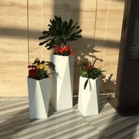 Jardinière en fibre de verre en forme de losange, grande, pour extérieur, revêtement PE, durable, moderne, décorative, personnalisable