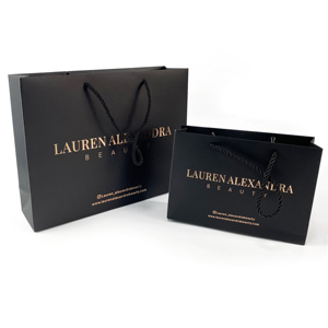 Bolsas de Papel Negro Mate Personalizadas de Alta Calidad al por Mayor con Logotipo Dorado - Bolsas de Embalaje para Cosméticos para Negocios - Product Image 4