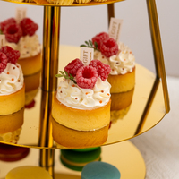 Luxuriöser Weihnachts-Dessertständer aus Goldfarbenem Edelstahl mit Drei Ebenen und Weißen Tellern für Hotel, Restaurant, Hochzeit und Buffet