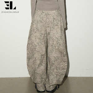 Pantalones Vaqueros Anchos de Mezclilla con Estampado de Leopardo, Estilo Desgastado, de LARSUR Custom Denim Factory, para Mujer - Product Image 3
