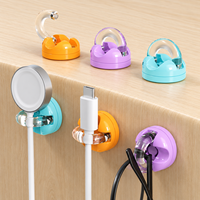 Clips organisateurs de câbles rotatifs avec fermeture magnétique et bases adhésives pour la gestion des câbles sur le bureau et au chevet