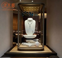 Vitrine à bijoux personnalisée : murale et autoportante avec design en pierre dégradée et ligne dorée pour zone de bijouterie haut de gamme