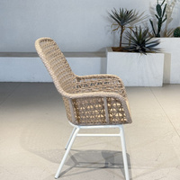 Chaise en osier d'extérieur avec dossier haut pour jardin, terrasse et café