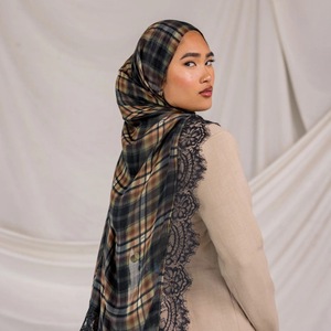 Nuova Sciarpa Lunga in Modal Rayon con Stampa a Quadri Chantilly Nera, Morbida e Traspirante, Hijab con Bordo in <span class=keywords><strong>Pizzo</strong></span> per Donne - Product Image 2