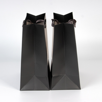 Sacs shopping en papier kraft noir avec poignée personnalisée, impression offset, cordon de serrage, carton ivoire, ruban pour chaussures et vêtements, sacs cadeaux