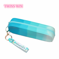 Trousse à crayons rectangulaire pliable populaire en silicone à dégradé de couleurs avec porte-clés mignon, sac à stylos personnalisé pour enfants