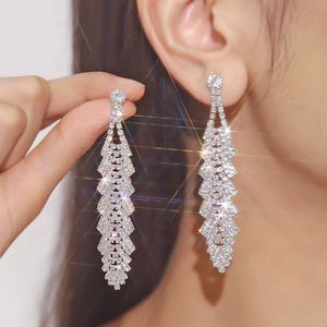 Magnifiques boucles d'oreilles pendantes tendance pour femme, ornées de strass en cristal, au design polyvalent, idéales pour les soirées. - Product Image 1
