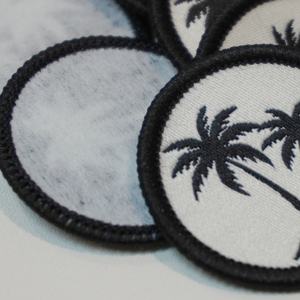 Maßgefertigte Gewebte Aufnäher mit Merrow-Rand, Thermopapier-Rückseite, Gewebte Etiketten für Hüte mit Klettverschluss auf der Rückseite - Product Image 6