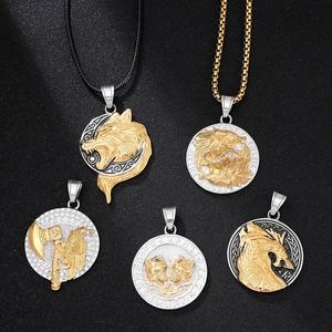 Venta al por mayor de joyería vikinga de acero inoxidable 316L, colgantes de animales chapados en oro (lobo, dragón, leopardo), colgante de hacha y cuervo, collar vintage - Product Image 1