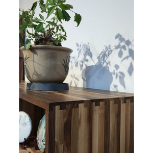 Đen Walnut gỗ rắn lưu trữ tủ hiển thị trường hợp cho phòng khách tự nhiên mảnh duy nhất Bảng điều chỉnh thiết kế giá sách thực tế - Product Image 4