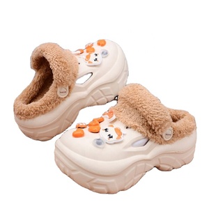 Sabots d'hiver pour femmes doublés de peluche en EVA avec breloques décoratives, pantoufles à bout ouvert, semelle épaisse et confortable pour l'extérieur - Product Image 1