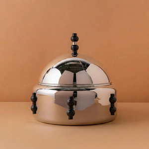 Casserole ronde en acier inoxydable avec couvercle en dôme et boutons noirs, design minimaliste, alimentation isolée - Product Image 1