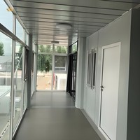 Maison préfabriquée en conteneur à ossature métallique avec parois vitrées pour bureaux, chambres, appartements, maisons, hôtels et villas