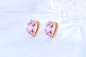 Boucles d'oreilles créoles plaquées or pour femme, avec zircon rose taille émeraude et cristaux brillants, idéales pour mariage, fête ou banquet - Product Image 4