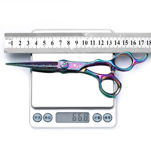 Tondeuses à <span class=keywords><strong>cheveux</strong></span> professionnelles colorées en acier Damas OEM Logo Gradient <span class=keywords><strong>Ciseaux</strong></span> amincissants <span class=keywords><strong>Ciseaux</strong></span> de coupe de <span class=keywords><strong>cheveux</strong></span> de mouton de 6.0 pouces - Product Image 3