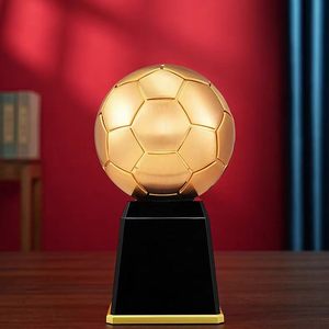 Vente en gros d'ornements de trophées de football en cuivre métallique 24K, haut de gamme et commémoratifs, au design créatif pour le bureau, avec motif diamant. - Product Image 3