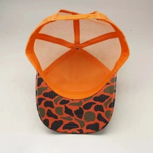Casquette de camionneur en maille camouflage orange à 5 panneaux, personnalisée avec impression par sublimation et patch brodé camouflage, vente en gros à prix abordable - Product Image 6