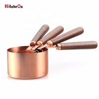 Ensemble de 8 tasses et cuillères à mesurer vintage en bronze antique plaqué cuivre avec manche en bois de noyer