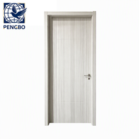 Porte intérieure en WPC gris pâle imperméable avec design à segments horizontaux pour les couloirs d'appartements et les projets de bureaux