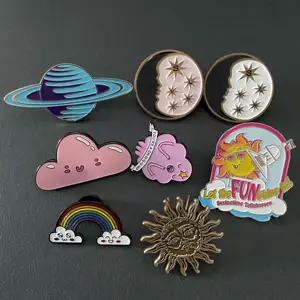Del fumetto Cielo della Stella della Luna Sole Arcobaleno Pianeta Lasciare Che il Divertimento di Lustro in Primavera Smalto Morbido Risvolto Badge Pin - Product Image 1