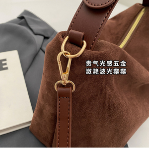 Bolso de Hombro Versátil de Alta Gama en Ante Sintético Mate, Novedad 2025, un Accesorio Retro Chic para Otoño Invierno - Product Image 5