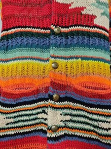 "Cárdigan con capucha de arco iris vibrante para hombre con diseño geométrico colorido y elegante detalle de flecos para una declaración de moda audaz." - Product Image 3