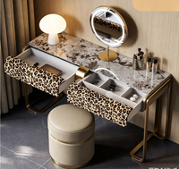 Table de toilette sur mesure de style italien haut de gamme, bureau de maquillage en marbre avec fausse fourrure imprimé léopard vache pour chambre principale