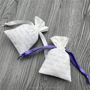 กระเป๋าผ้าฝ้ายพิมพ์ลายครีมผ้าฝ้ายแบบผูกเชือกสำหรับเป็นของขวัญขนาดเล็กกระเป๋ากันฝุ่นกระเป๋าผ้าลินินรีไซเคิลพร้อมโลโก้ - Product Image 2