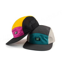 Casquette de sport 5 panneaux personnalisée en nylon tissé perforé, légère, respirante, avec coutures multicolores, pour le ski et la course à pied