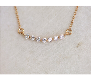 Collier en or massif 14 carats de qualité supérieure avec pendentif en forme de barre incurvée serti de diamants, bijou minimaliste délicat, cadeau pour elle, anniversaire de mariage - Product Image 4