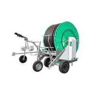 Machine d'irrigation à flèche articulée avec enrouleur de tuyau, système de pulvérisation latérale multi-buses à large couverture pour la distribution d'eau dans les cultures maraîchères