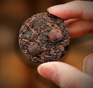 ชาผู่เอ๋อร์ยูนนาน <span class=keywords><strong>กาแฟ</strong></span>หมัก 6 กรัม ชาอัดเม็ดขนาดเล็ก ทำด้วยมือ ชาผู่เอ๋อร์อัดเม็ดผสมเมล็ด<span class=keywords><strong>กาแฟ</strong></span> - Product Image 3