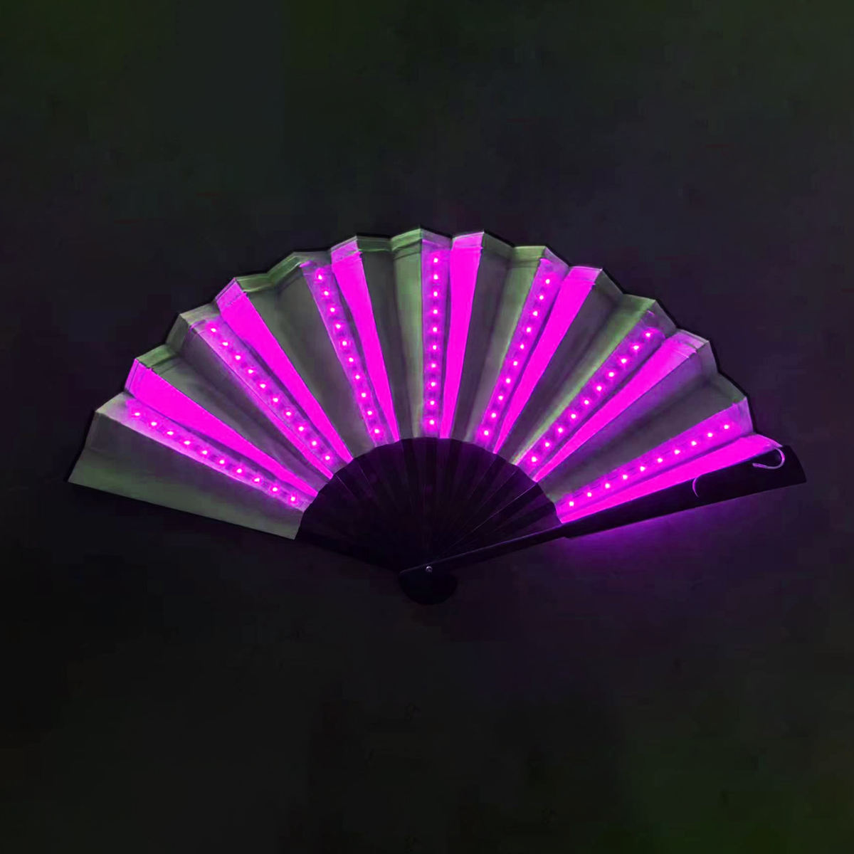 Éventails blancs avec lumière rose