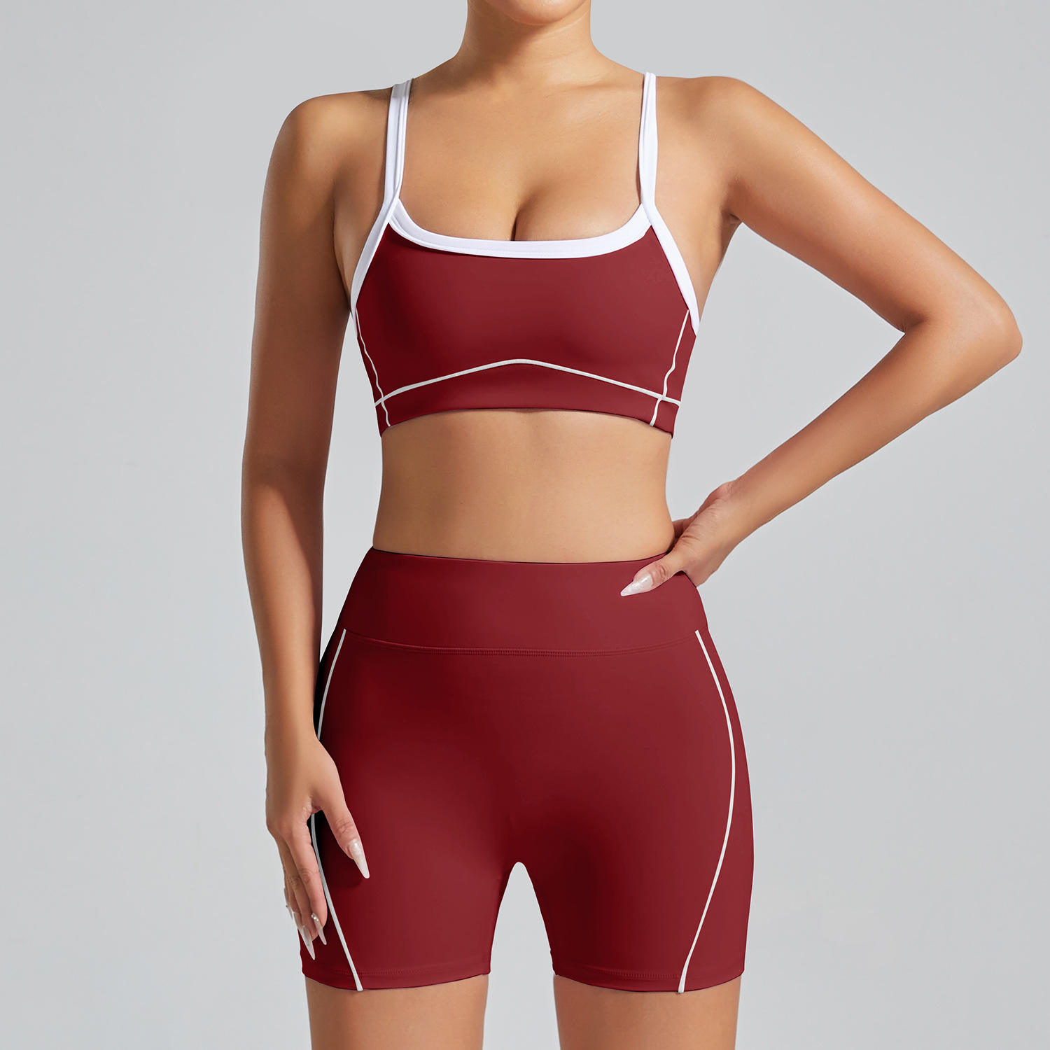 เสื้อชั้นในสีแดงเชอร์รี่และกางเกงขาสั้นสีแดงเชอร์รี่