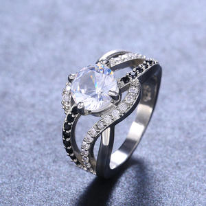 Anello da Donna F240 in Oro Bianco con Diamante Taglio Brillante Rotondo, Colore G Naturale, Pietre Laterali in Diamante Nero, Gioiello di Fidanzamento - Product Image 3