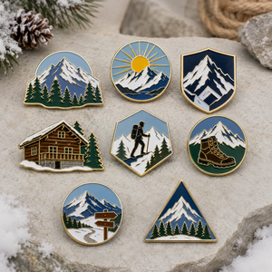 Épinglette en métal émaillée de haute qualité, personnalisée, sur le thème de la montagne alpine, symbole de sommet de club de randonnée, badge de chalet - Product Image 1