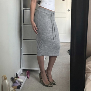 Jupe midi moulante en maille décontractée pour femme, taille basse avec cordon de serrage, fente sexy, coupe ajustée, couleur unie, polyvalente - Product Image 5
