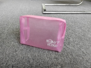 OEM Organisateur <span class=keywords><strong>de</strong></span> toilette <span class=keywords><strong>de</strong></span> voyage en nylon avec fermeture éclair et logo personnalisé <span class=keywords><strong>Mini</strong></span> trousse <span class=keywords><strong>de</strong></span> <span class=keywords><strong>maquillage</strong></span> en maille rose clair pour femmes - Product Image 4