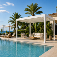 Pergola autoportante blanche avec toit à lattes pour terrasse de complexe hôtelier, jardin, salon extérieur et villa de plage