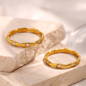 Anillo geométrico ligero de lujo francés para mujer, acero inoxidable pulido con cristales pavimentados, chapado en oro, joyería minimalista de alta moda - Product Image 3