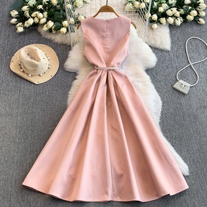 Abito Lungo con Scollo Rotondo e Decorazioni in Diamanti per Donne, Senza Maniche, con Vita Stretta e Gonna Ampia - Product Image 4