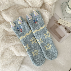 Calzini Invernali OEM Spessi e Caldi in Morbido Velluto Corallo con Ricamo 3D Carino per Donna - Product Image 2