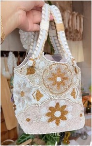 Sac à main de luxe au design unique, brodé de perles, fait main, pour femmes, idéal pour les mariages et les festivals, disponible à la vente - Product Image 3