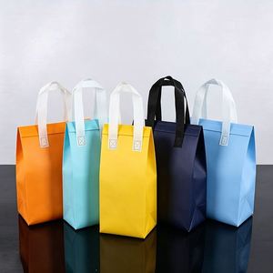 Sac isotherme personnalisé en non-tissé avec doublure en aluminium pour la livraison de plats à emporter, desserts et café – Vente en gros - Product Image 1